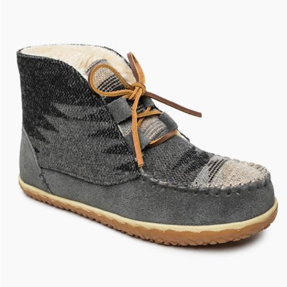 BNIB Minnetonka Women’s Torrey Grey Size 9 shoe/slipper moccasins